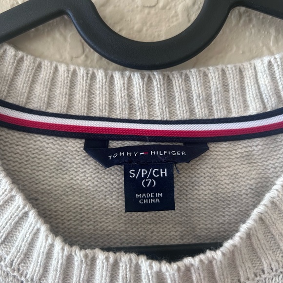 Tommy Hilfiger Kid’s Gray Sweater with Burgundy and Navy Accents size(S) - Picture 3 of 4